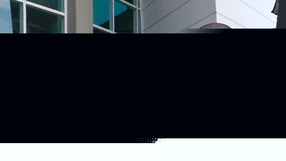 看一次笑一次韦德此前看到自己的雕像时忍不住不断摇头